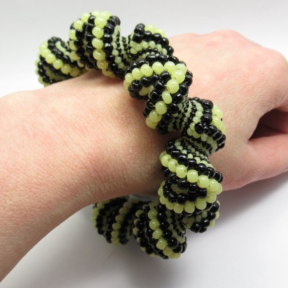 Uranium glass Beadwoven Cellini Bangle - Picture 8 of 14